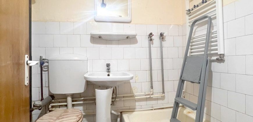 Apartament 4 camere, etaj 1, 2 bai, pivnita, garaj, Cetate!