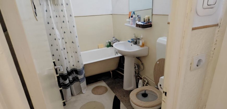 Apartament 2 camere decomandat, etaj 1, Cetate!