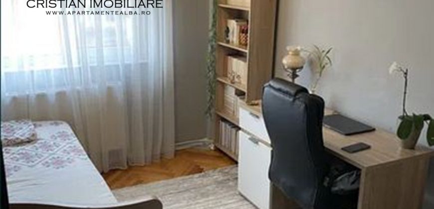 Apartament 3 camere, 2 bai, mobilat-utilat, etaj 3, Cetate-Mercur